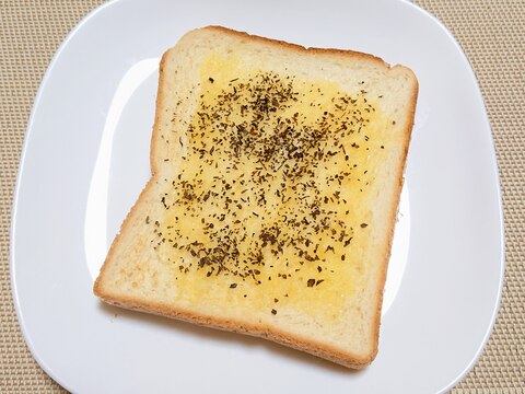 じゅわっと美味しい☆ガリバタバジルトースト